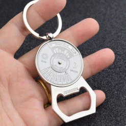 Porte-clés Anglais Calendrier Perpétuel Porte-clés Décapsuleur Métal Voiture Pendentif -Krups || DeLonghi Soldes 70950484 3